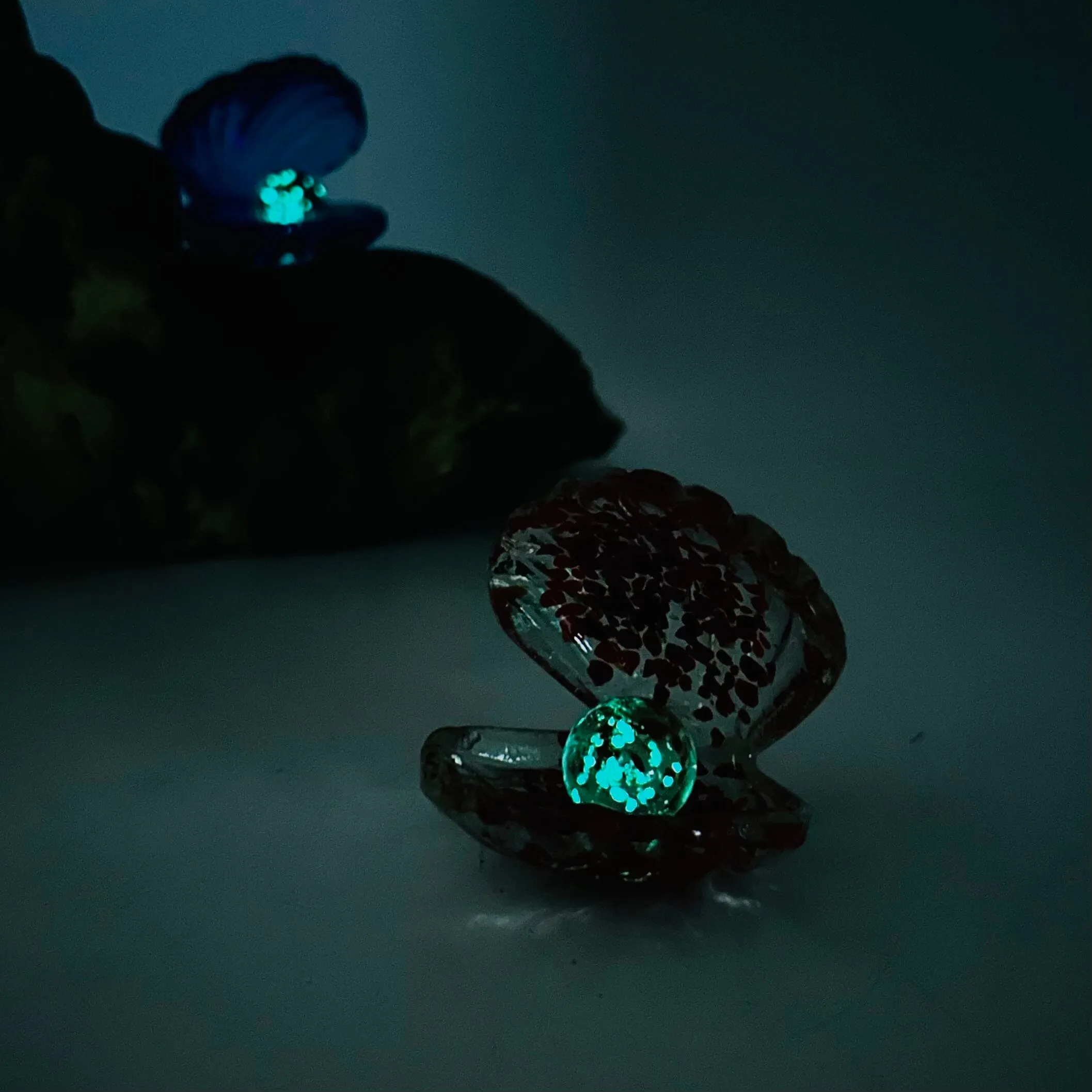 Glow in The Dark Pearl in Glass Shell Paperweight 10, Red