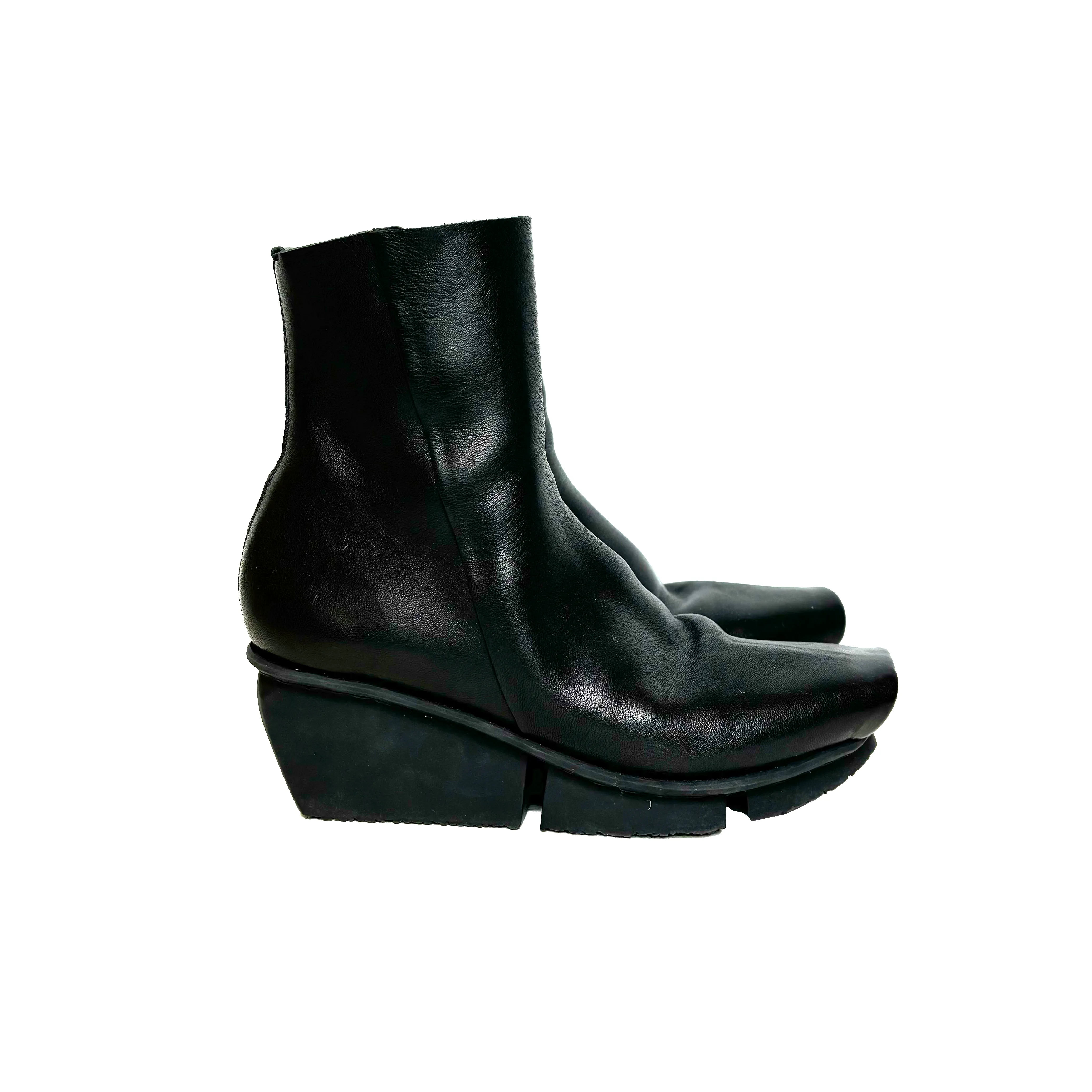 "FLAW" ANKLE BOOTS