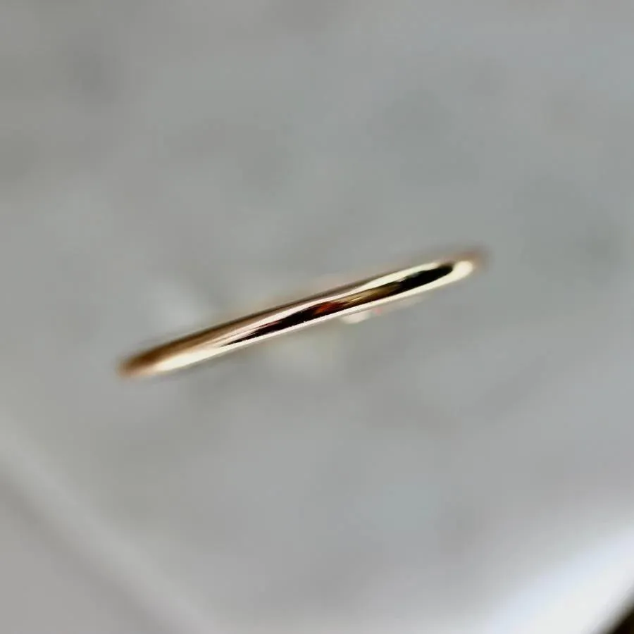 Stella Fine 1.4mm Gold Band
