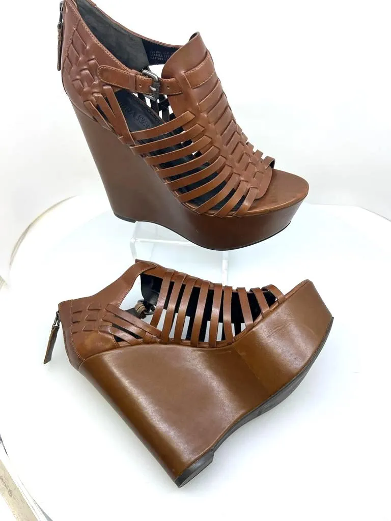 VERA WANG JANNALI LEATHER GLADIATOR SANDALS